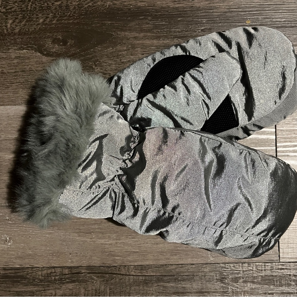 Eddie Bauer mittens size L, silver.